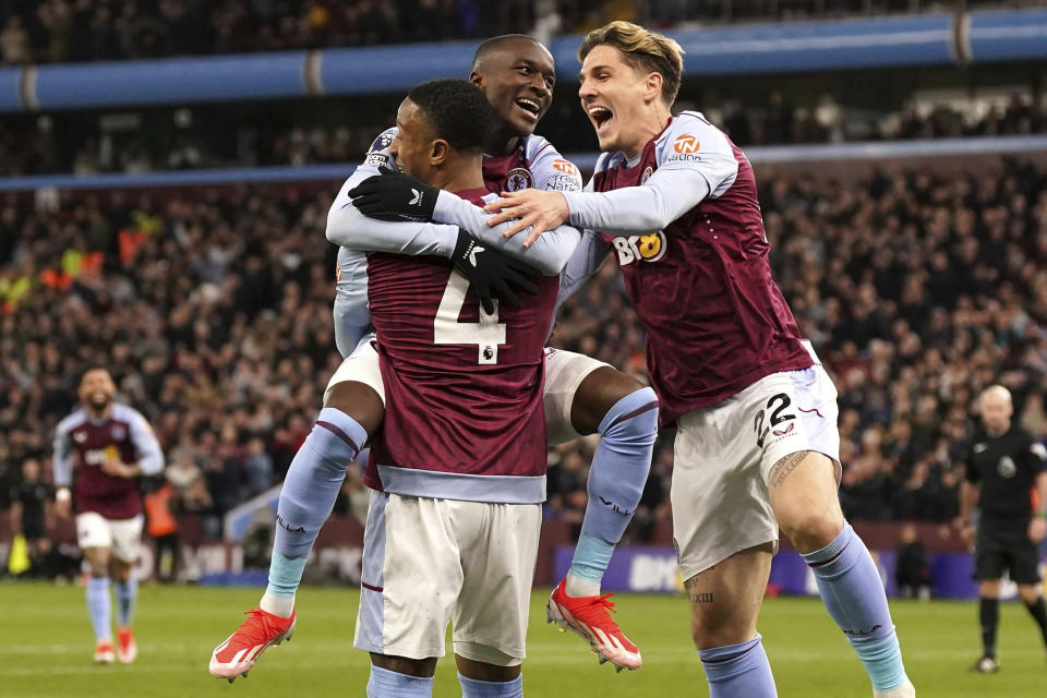 Ezri Konsa del Aston Villa celebra con sus compañeros el segundo gol de su equipo en la victoria ante el Wolverhampton Wanderers en la Liga Premier el sábado 30 de marzo del 2024. (Bradley Collyer/PA via AP)