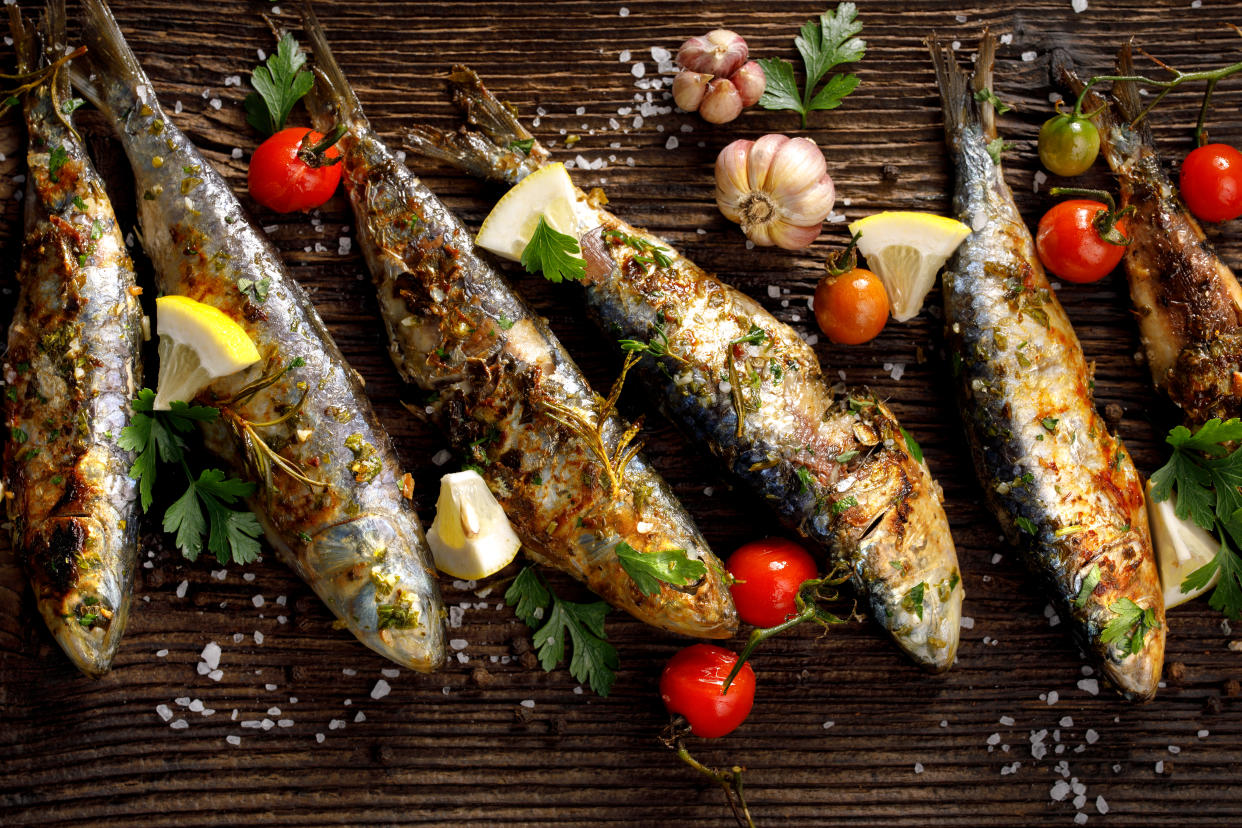 El pescado es un alimento muy nutritivo y no se debe descartar por el olor que deja al ser cocinado (Foto:(Getty)