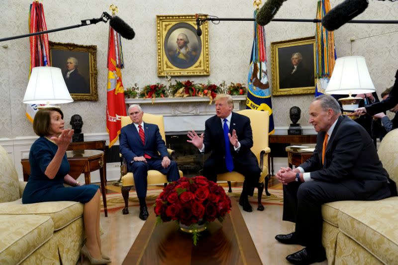 El presidente Trump habla junto al vicepresidente, Mike Pence, durante una reunión con la líder de los demócratas en la Cámara de Representantes, Nancy Pelosi, y el líder de los demócratas en el Senado, Chuck Schumer, celebrada en la Casa Blanca el 11 de diciembre de 2018 (Foto: Kevin Lamarque / Reuters).