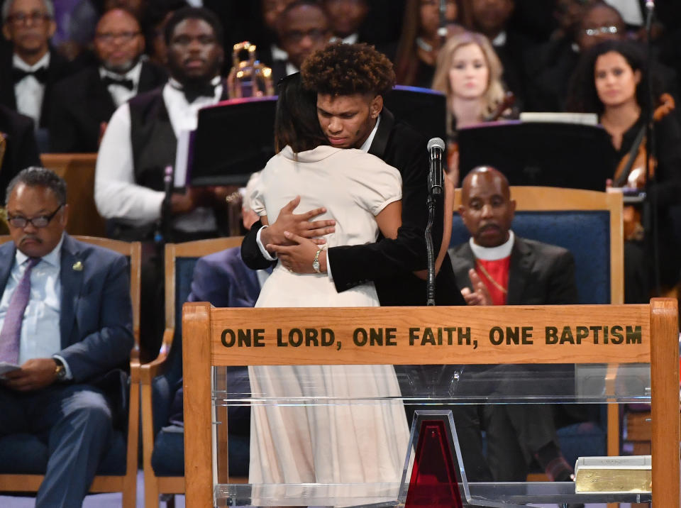 Aretha Franklin's grandchildren Jordan and Victorie Franklin embrace. (Photo: ANGELA WEISS via Getty Images)