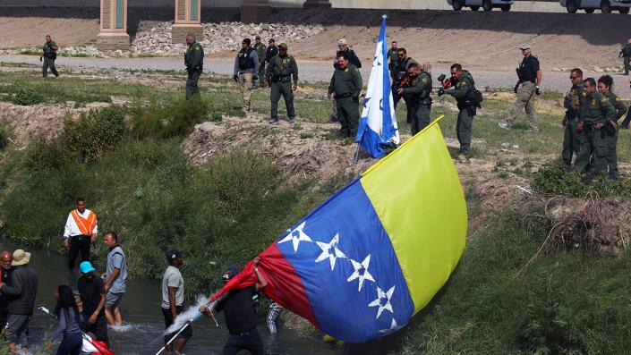 Migrantes portan la bandera venezolana