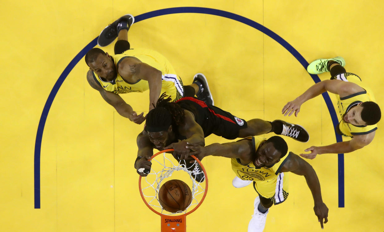 OAKLAND, CALIFORNIA - Montrezl Harrell #5 de los LA Clippers hunde el balón contra los Golden State Warriors durante el Juego 2 de la primera ronda de los Playoffs de 2019 de la NBA en la Conferencia este en la ORACLE Arena el 15 de abril 2019 en Oakland, California. (Foto de Ezra Shaw/Getty Images)