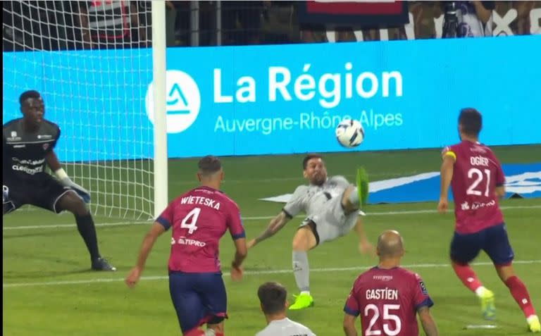 El gol de chilena de Messi, el quinto en la paliza de PSG a Clermont