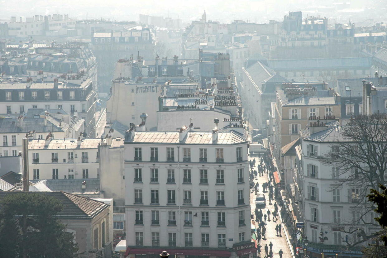 À l’inverse de ce que pensent les Français, les transports restent une source majeure de pollution au dioxyde d’azote, et les particules fines sont essentiellement dues au chauffage résidentiel au bois. (Photo de Paris, le 15 février 2023.)  - Credit:JOAO LUIZ BULCAO / Hans Lucas / Hans Lucas via AFP