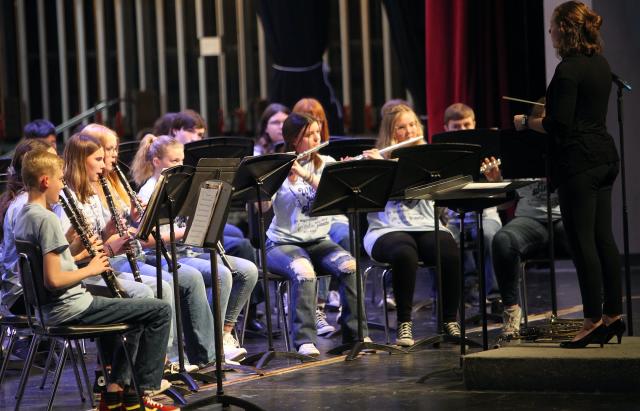 7th Grade Band Performs for Community