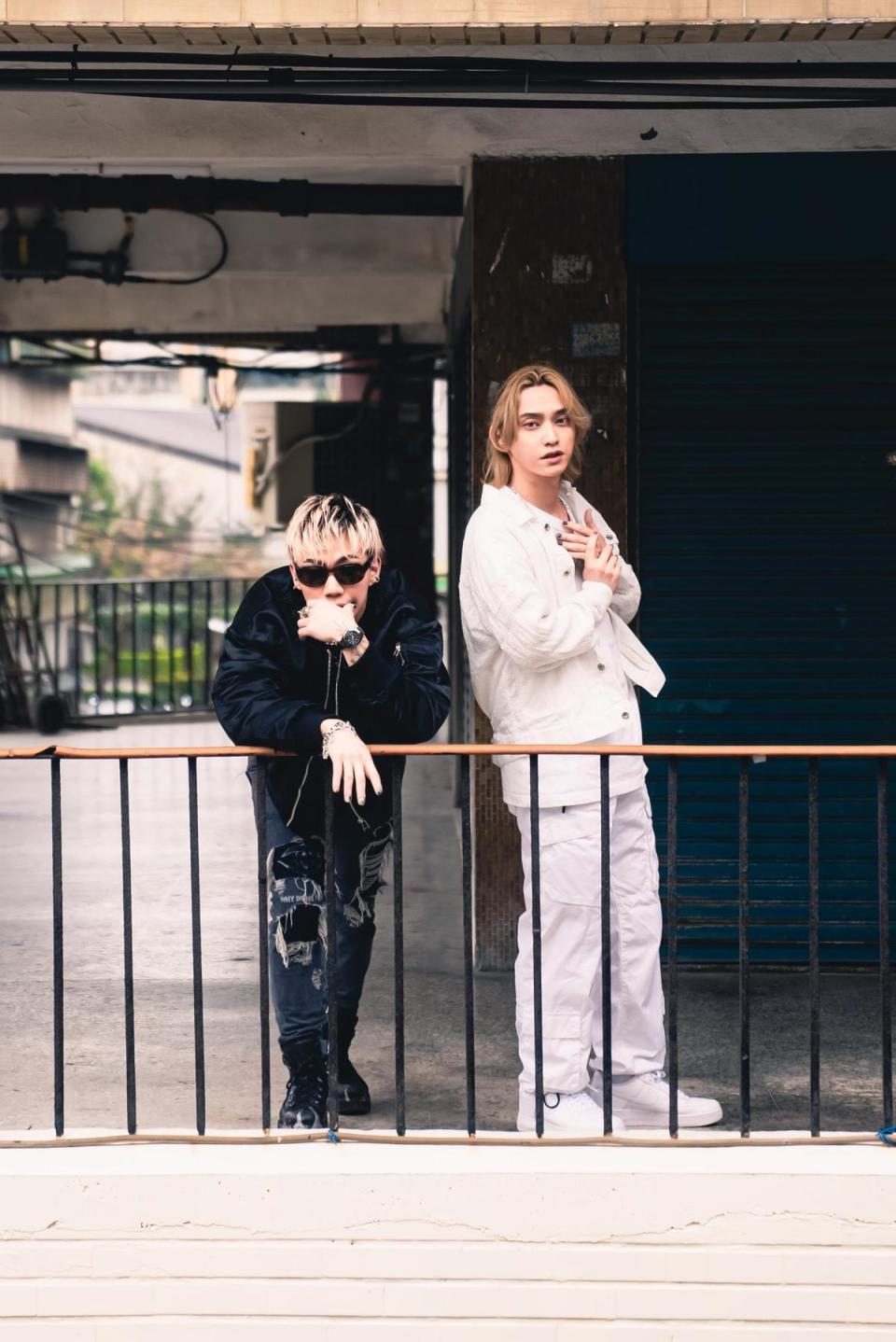 SKY-HI數位單曲找來ØZI（左）合作，並在台北拍MV。（愛貝克思提供）