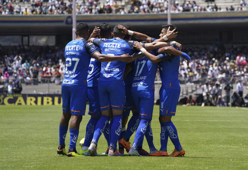 Los jugadores del Monterrey celebran el autogol de Nicolás Freire de Pumas en el partido de la Liga MX, el domingo 31 de julio de 2022. (AP Foto/Fernando Llano)