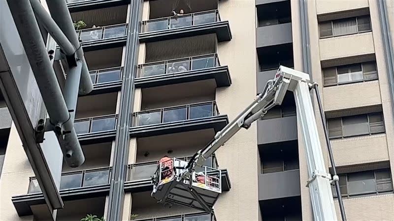 新竹大樓火警，消防派出雲梯車、大吊車將住戶救下。（圖／記者羅欣怡攝影）
