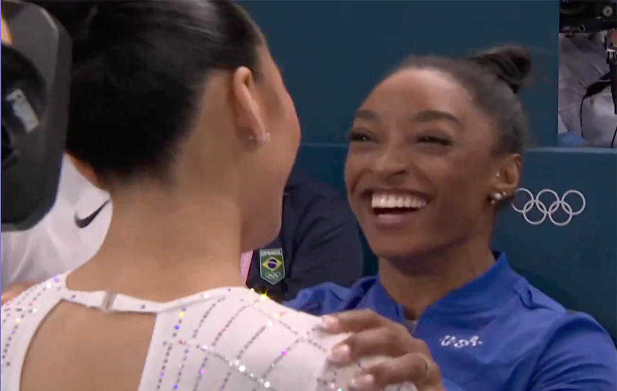 Simone Biles cheers Suni Lee up after she falls off balance beam