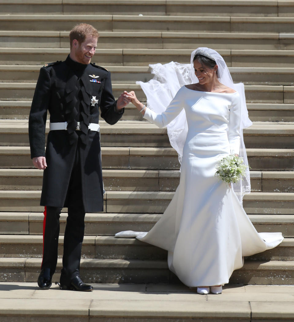 <p>Nach der Trauung traten Harry und Meghan vor die Kapelle und ließen sich als frisch vermähltes Paar von den Fotografen ablichten. (Bild: Getty Images) </p>