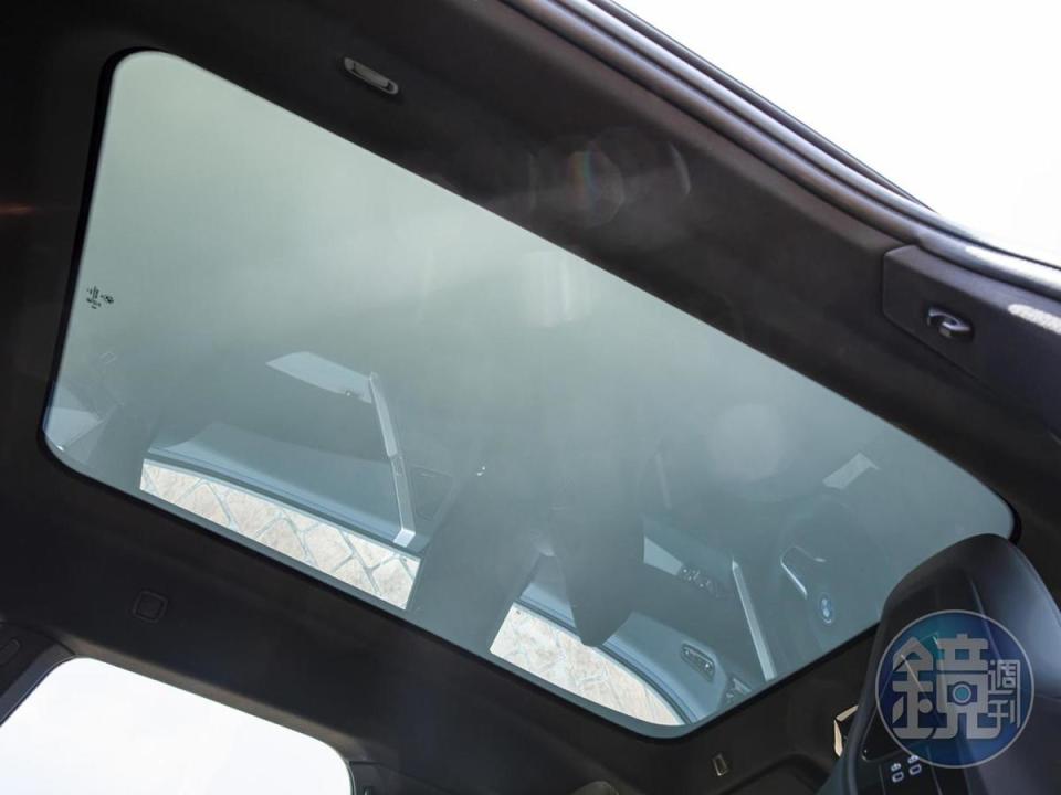 BMW旗下車款面積最大的電控調光全景式玻璃車頂。