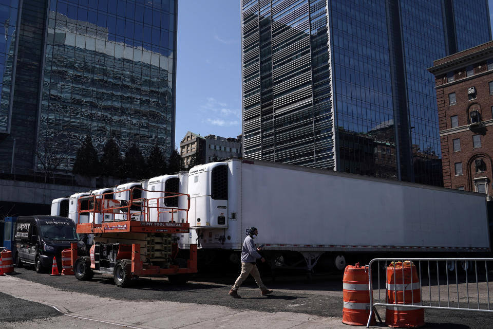 Varios de los camiones frigoríficos que han sido instalados por todo Nueva York para evitar el colapso de las morgues. (Foto: Carlo Allegri / Reuters).