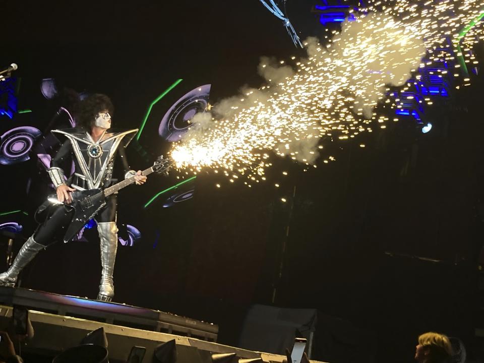 Tommy Thayer de KISS se presenta en el casino Hard Rock en Atlantic City, Nueva Jersey, el 21 de agosto de 2021 como parte de su gira End Of The Road. La banda tocará en lo que dice serán sus últimos shows en vivo el 1 y 2 de diciembre de 2023 en el Madison Square Garden de Nueva York. (Foto AP/Wayne Parry)