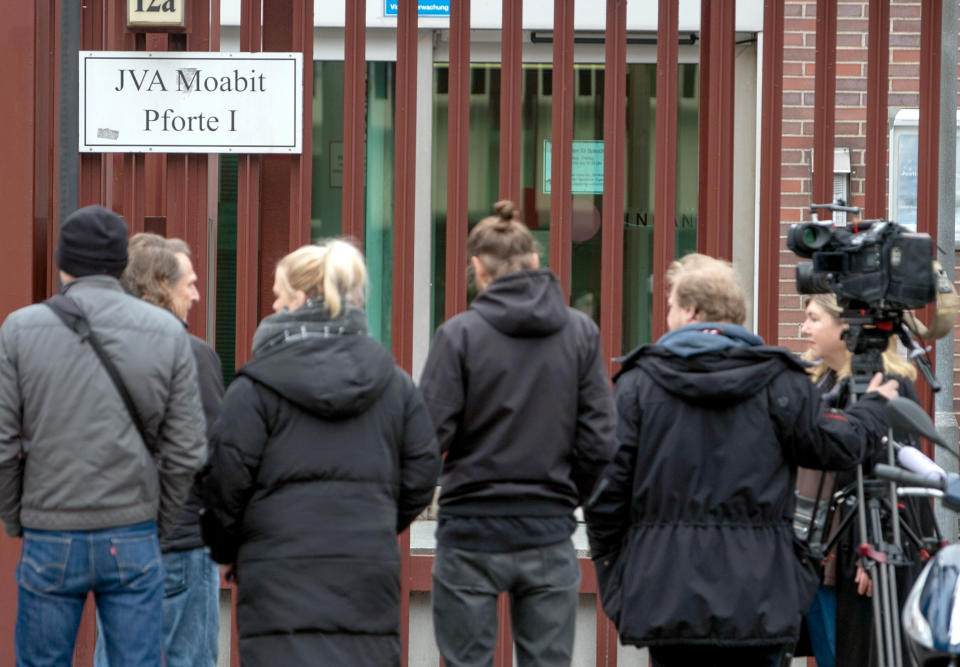 Journalisten warten vor der Pforte 1 der Justizvollzugsanstalt Moabit. Im Fall Rebecca ist der Schwager aus der U-Haft entlassen worden. (Bild: Monika Skolimowska/dpa-Zentralbild/dpa)