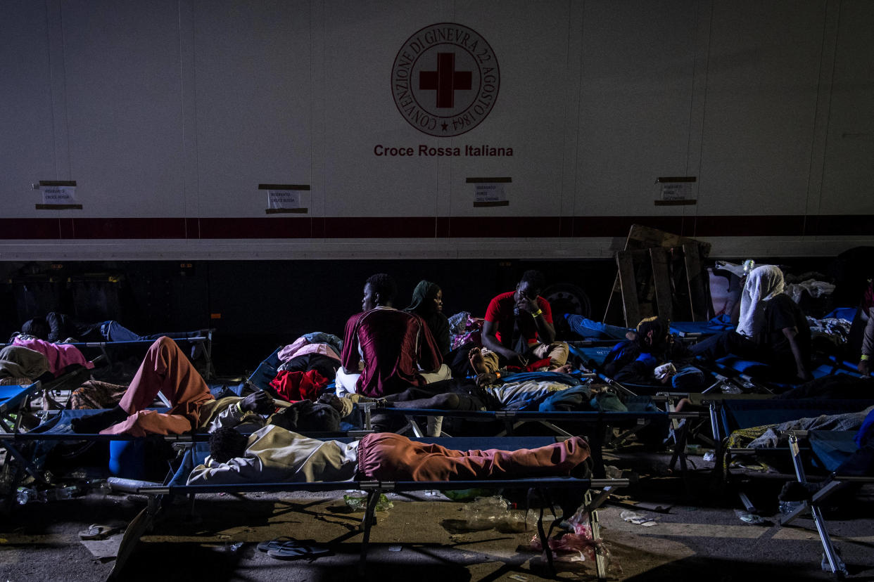 Des migrants sur des lits de camp attendent sur l’île italienne de Lampedusa, le 14 septembre, avant leur transfert en Sicile.
