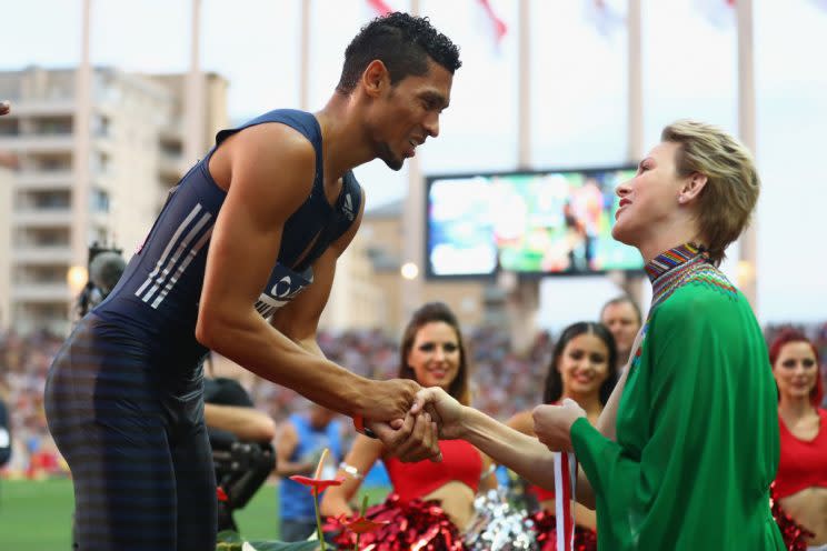 Wayde van Niekerk wird auf dem Siegertreppchen von Prinzessin Charlène beglückwünscht. (Bild: Getty Images)