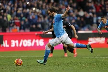 Football Soccer - Napoli v Carpi Serie A - San Paolo Stadium, Naples, Italy - 07/02/16. Napoli's Gonzalo Higuain shoots to score a penalty against Carpi. REUTERS/Stringer