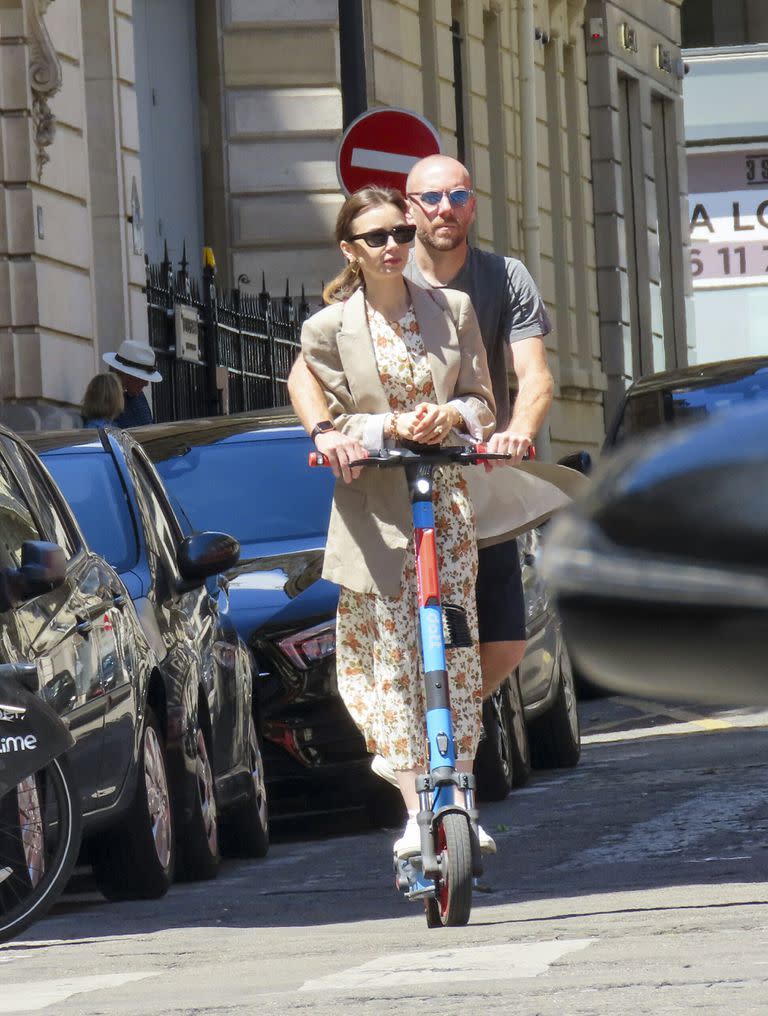 Lily Collins y su esposo, Charlie McDowell, pasean en monopatín por las calles de París