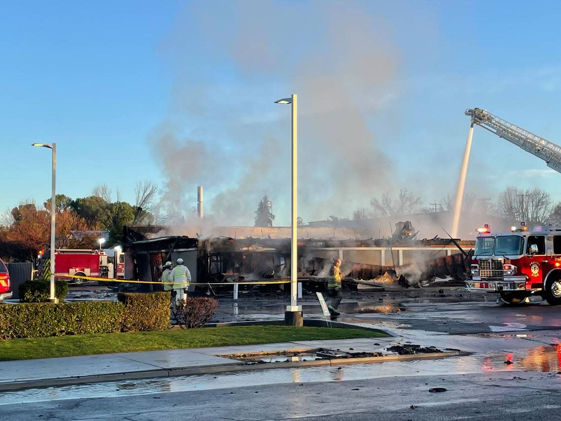 A strip mall at Kings Canyon Road and Phillip Avenue caught fire Friday, Jan. 6, 2023, in southeast Fresno, California. The building was home to Irish O’Sullivan’s Sunnyside Lounge Restaurant and Pub and Sunnyside Deli. JOSHUA TEHEE/jtehee@fresnobee.com