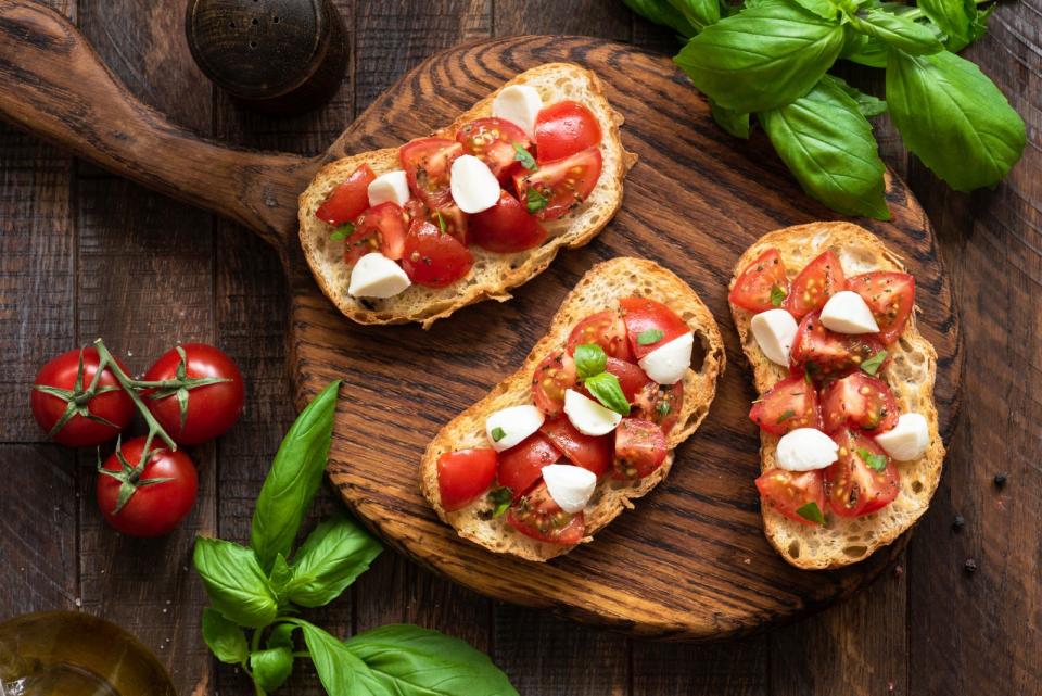 Ganz verloren ist altes Brot übrigens doch nicht als belegte Stulle. Geben Sie Olivenöl auf die trockenen Scheiben, rösten Sie sie im Ofen und machen Sie Bruschetta daraus. Schmeckt zum Beispiel mit Tomaten, Mozzarella und Basilikum, doch der Fantasie sind beim Belegen keine Grenzen gesetzt. (Bild: iStock/Arx0nt)