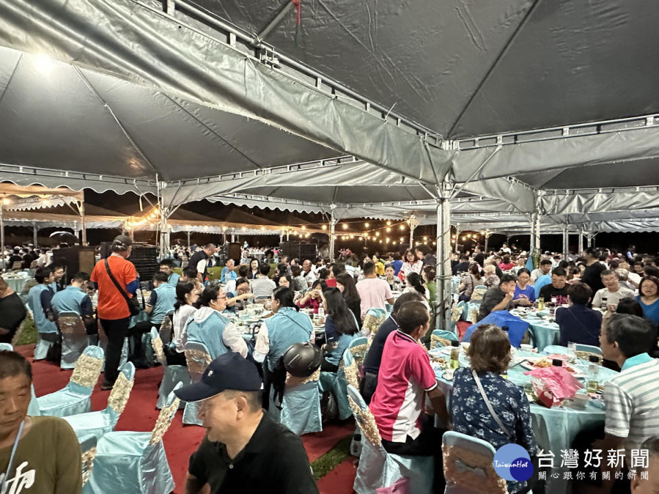 南投縣茶博首度舉辦千人茶宴，吸引民眾參與。（記者扶小萍攝）