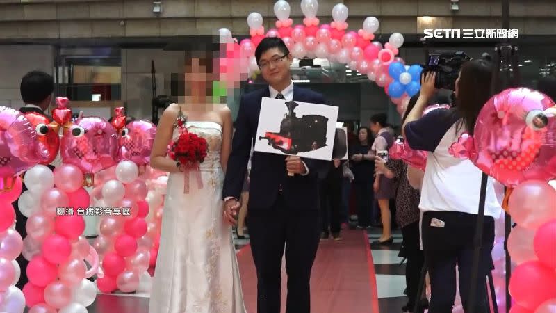 袁淳修2年前結婚時還參加台鐵聯合婚禮。（圖／翻攝自台鐵影音專區）