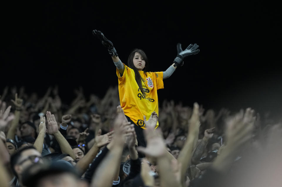 Una seguidora del Corinthians brasileño anima antes del partido de ida de los cuartos de final de la Copa Libertadores contra el Flamengo, también de Brasil, en el estadio Neo Quimica Arena, en Sao Paulo, Brasil, el 2 de agosto de 2022. (AP Foto/Andre Penner)