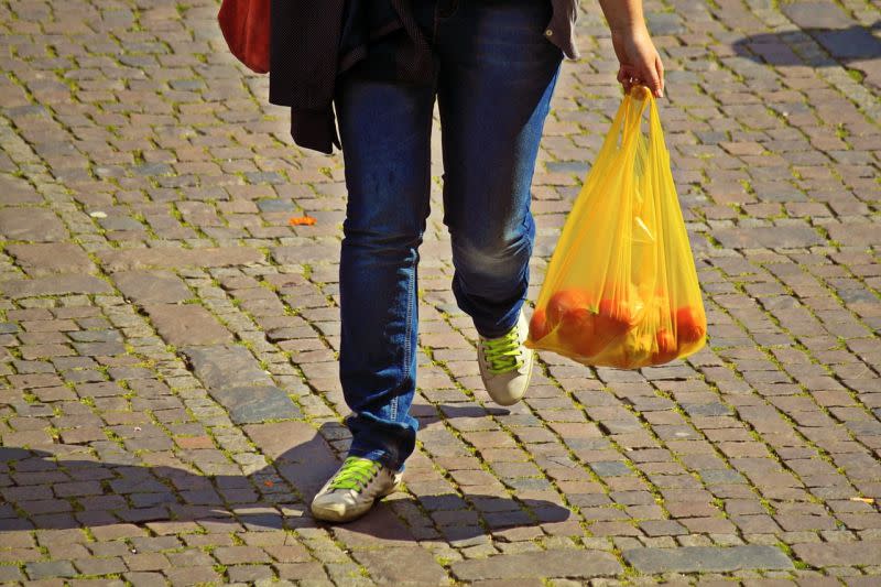 ▲店家「塑膠袋收費」逐漸調漲？網友卻逆風支持。（示意圖／翻攝自pixabay）