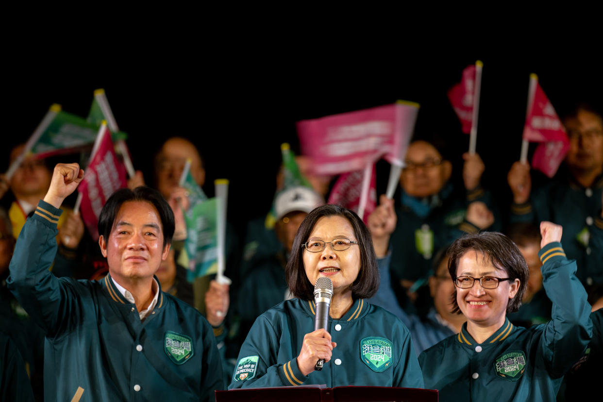 Simpatizantes durante un evento de campaña de Lai Ching-te, el candidato presidencial del Partido Progresista Democrático, en Taipéi, Taiwán, el sábado 13 de enero de 2024. (Lam Yik Fei/The New York Times).
