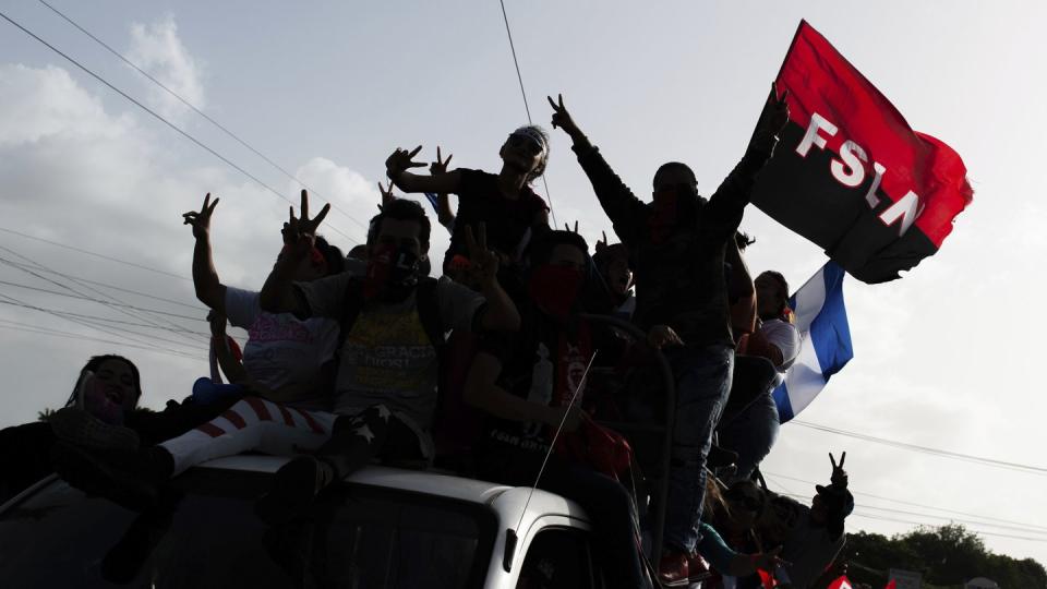 Sandinistische Unterstützer warten in Masaya 
auf die Ankunft von Daniel Ortega, Präsident Nicaraguas. Foto: Cristobal Venegas, AP