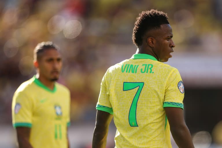 Los brasileños Vinicius Junior (derecha) y Raphinha durante el partido del martes ante Colombia. (EZRA SHAW)