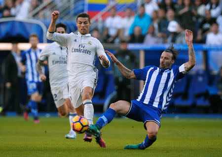 Football Soccer - Alaves v Real Madrid - Spanish Liga BBVA - Mendizorroza, Vitoria, Spain - 29/10/16 Deportivo Alaves' Alexis Ruano in action with Real Madrid's Cristiano Ronaldo (L). REUTERS/Vincent West