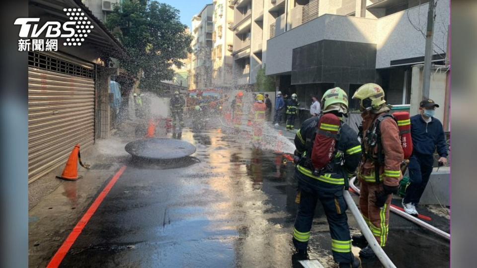 現場為施工不慎挖破瓦斯管線，警消人員到場射水戒備。（圖／TVBS）