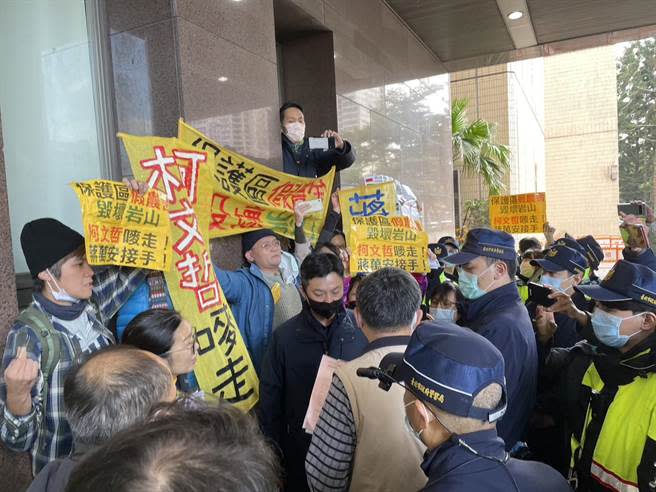 台北市政府西大門附近一早便有民眾在旁抗議。（蔡佩珈攝）