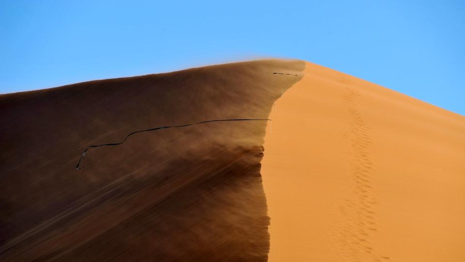 Leichter Wind weht über die Dünen in Sossusvlei im Namib Naukluft Park. «Sand ist die Grundlage unserer modernen Gesellschaft», sagt Aurora Torres, Wissenschaftlerin am Deutschen Zentrum für integrative Biodiversitätsforschung. Foto: Ralf Hirschberger