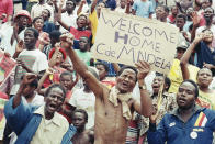 La salida de Mandela de la cárcel fue un triunfo para los partidarios del ANC. Más de 20.000 personas se reunieron ese domingo 11 de febrero de 1990 en Soweto, Sudáfrica, para celebrar la liberación. (Foto AP / Raymond Preston)