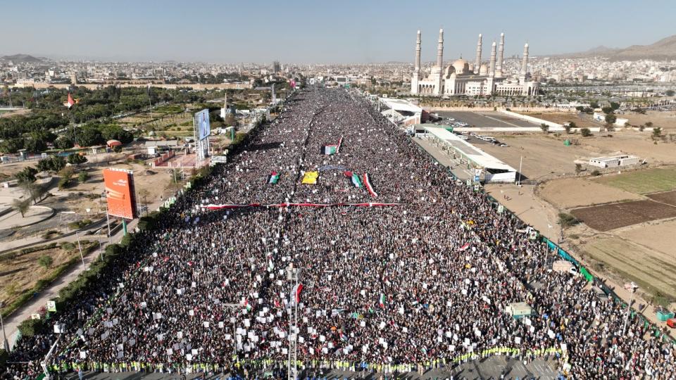 葉門青年運動2024年1月12日發布照片，在葉門首都沙那，青年運動支持者大集會譴責美國和英國對青年運動據點發動的空襲。路透社