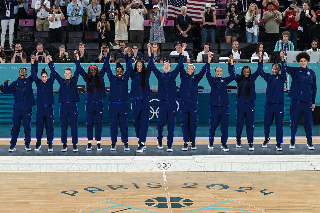 Peraih medali emas AS berdiri di podium setelah pertandingan bola basket putri antara Prancis dan AS dalam Olimpiade Paris 2024 di Bercy Arena, Paris, pada 11 Agustus 2024. (Foto oleh Damien MEYER/AFP) (Foto oleh DAMIEN MEYER/AFP via Getty Images)