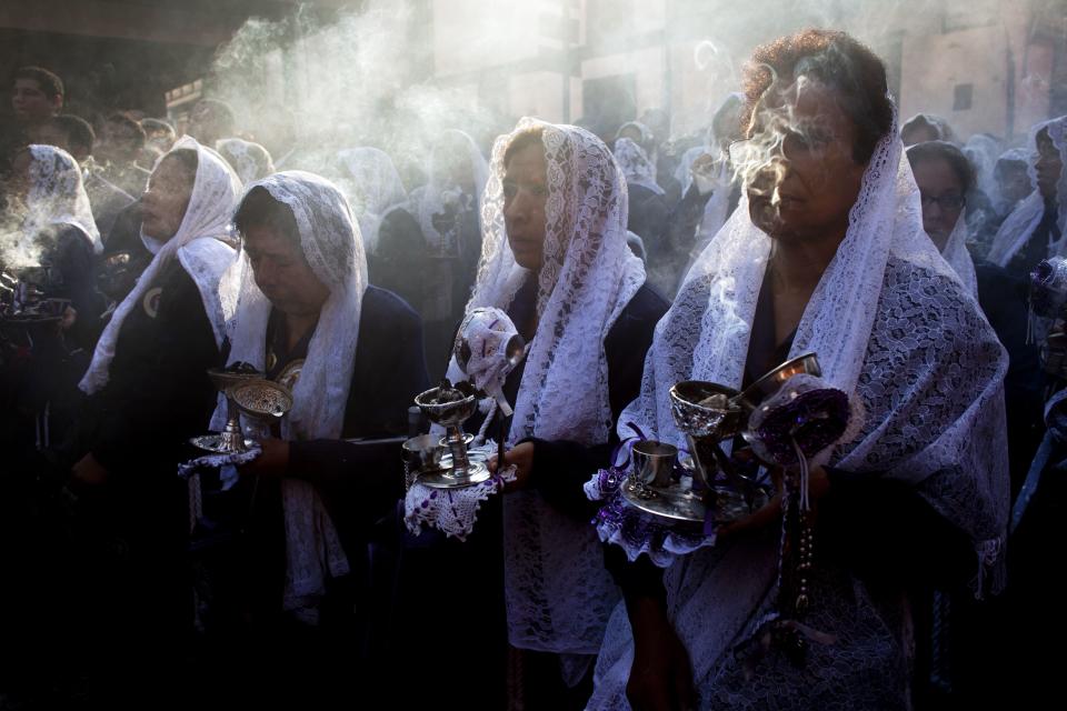 Mujeres con la cabeza cubierta por mantillas participan en una procesión del Viernes Santo en homenaje al Señor de los Milagros, el patrón de Lima, el viernes 18 de abril del 2014. Los cristianos de todo el mundo se congregaron para conmemorar el Viernes Santo, que observan como el día en que Jesucristo fue crucificado. (Foto AP/Rodrigo Abd)