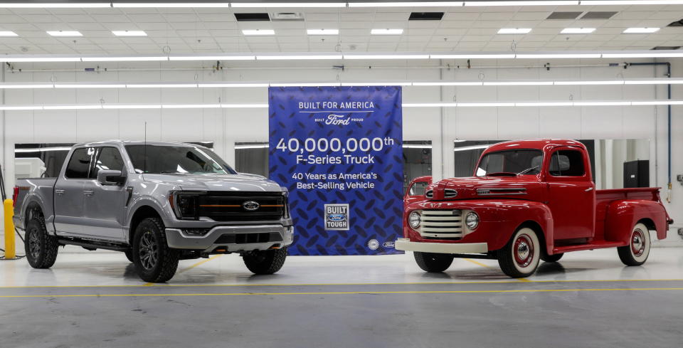 40-мільённы пікап Ford Motor F-series выстаўлены для фота побач з Ford F-1 першага пакалення на заводзе грузавых аўтамабіляў у Дырбарне, штат Мічыган, ЗША, 26 студзеня 2022 г. Здымак зроблены 26 студзеня 2022 г. REUTERS / Рэбека Кук