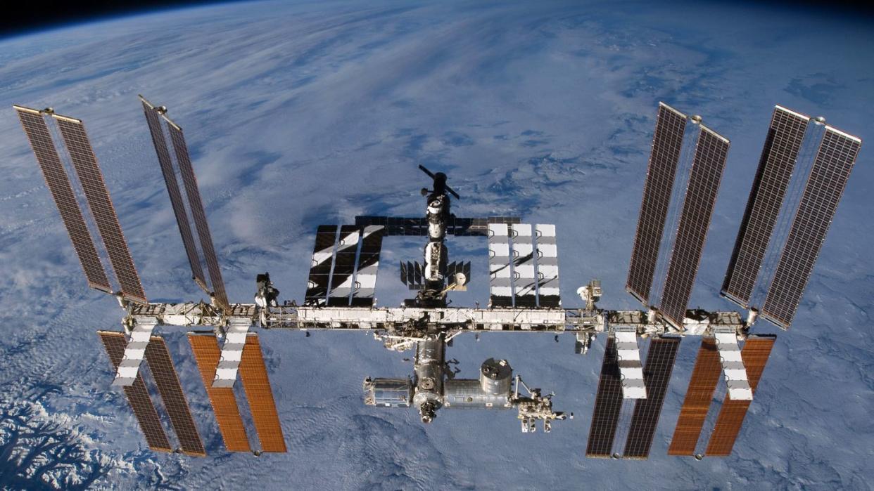 Die Internationale Raumstation (ISS) in der Erdumlaufbahn.