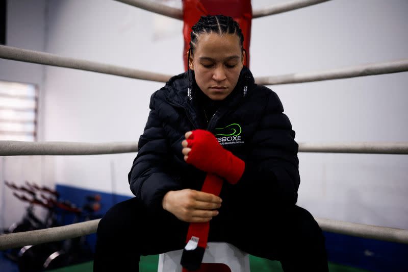 La boxeadora brasileña Beatriz Ferreira envuelve su mano en el centro de entrenamiento de la Federación Brasileña de Boxeo, de cara a los Juegos Olímpicos de París 2024, en Sao Paulo, Brasil
