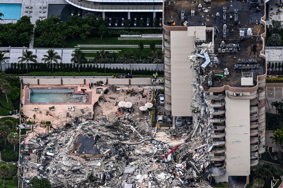 佛州濱海香普蘭大廈南棟（Champlain Towers South）去年倒塌時的空拍照，讓人怵目驚心。圖片來源：Getty Images