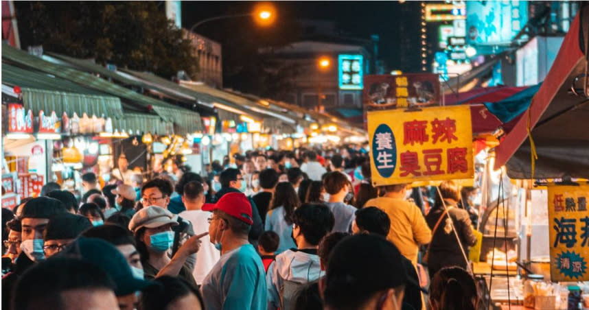 有網友吐槽逛夜市已經不是平民美食，引起不少人共鳴。（示意圖／unsplash）