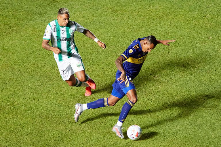 Sebastián Villa supera la marca de Fabián Bordagaray, durante el partido que disputan Boca Juniors y Banfield por la final de la Copa Diego Maradona, en San Juan.