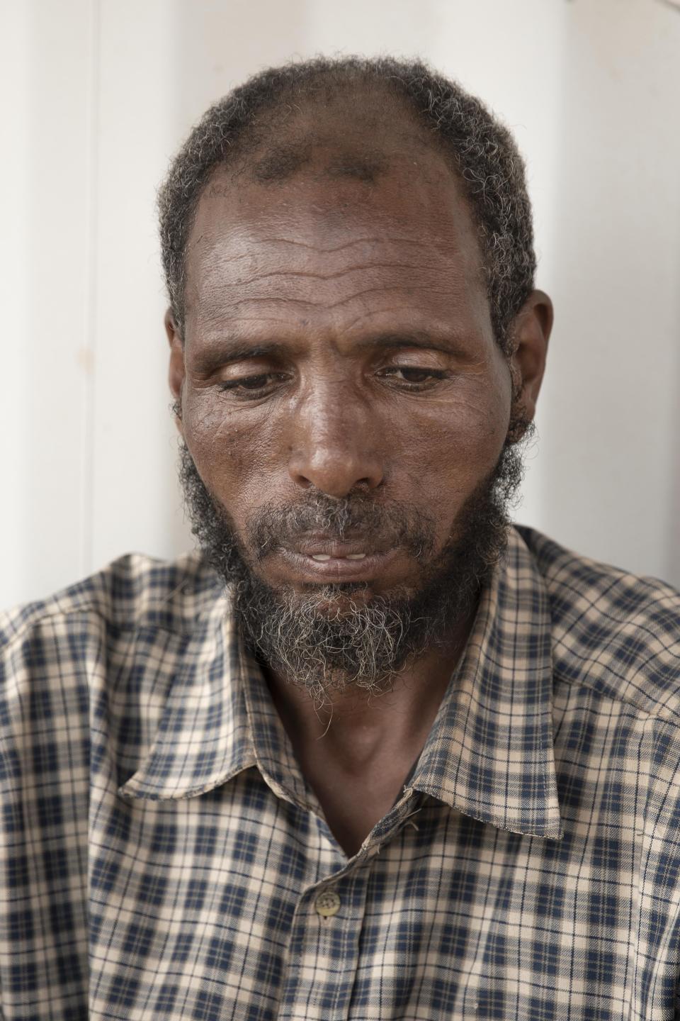 En esta imagen, tomada el 14 de julio de 2019, Mohammed Eissa, un agricultor etíope de 35 años, descansa dentro de un contenedor de mercancías abandonado a un lado de la autopista, cerca de Lac Assal, Yibuti. Muchos migrantes han realizado el viaje a Arabia Saudí en varias ocasiones en lo que se ha convertido en un círculo vicioso de llegadas y deportaciones. Eissa es uno de ellos. (AP Foto/Nariman El-Mofty)