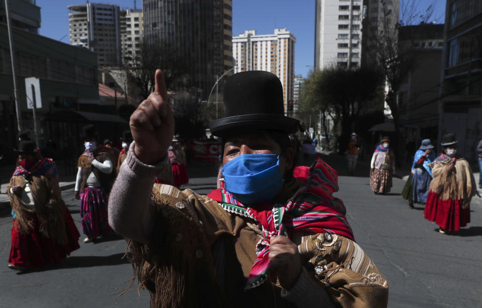 Indígenas aymara marchan contra la implementación del gobierno de clases virtuales en el país como medidas de precaución contra el nuevo coronavirus en La Paz, Bolivia, el miércoles 8 de julio de 2020. (AP Foto/Juan Karita)