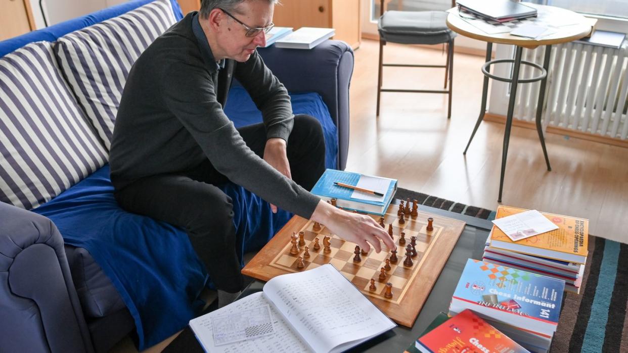 Schachspieler Ludger Heiermann in seiner Wohnung beim Fern-Schach.