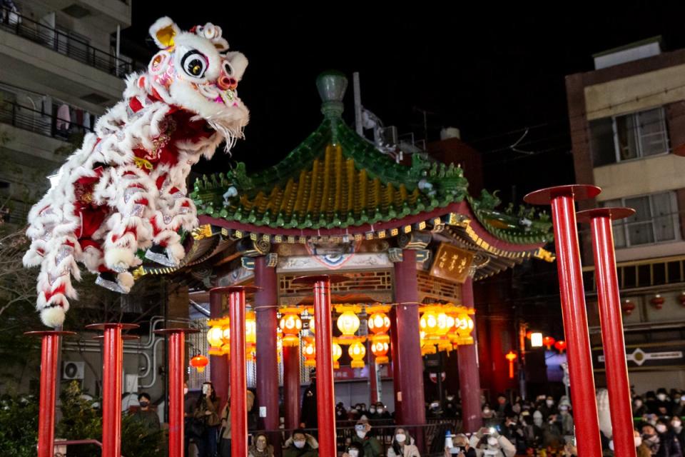 Isang lion dance performance ang makikita sa Lunar New Year's Day sa Chinatown sa Yokohama, Japan, noong Pebrero 1, 2022 (Getty)