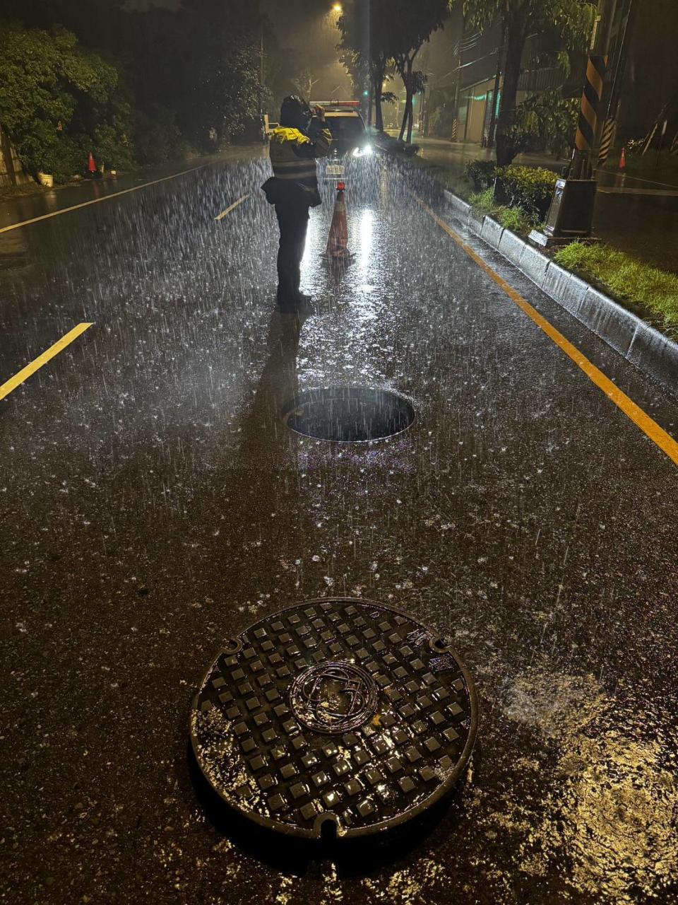 雨天視線模糊，請謹慎行車勿超速。圖：讀者提供